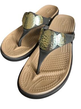 Crocs Thong Sandals w/ Gold Hammered Medallion | Comfort Flip Flops | Size 7